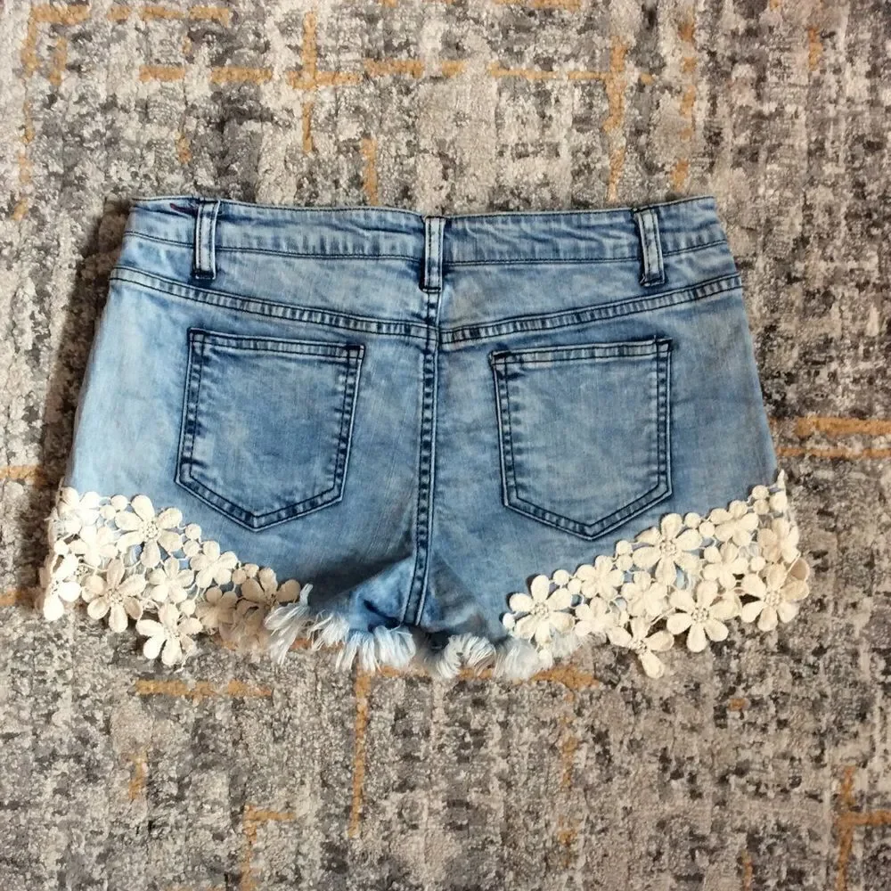 3 for $25 SUPER CUTE DENIM SHORTS WITH FLOWER DETAIL! SZ L